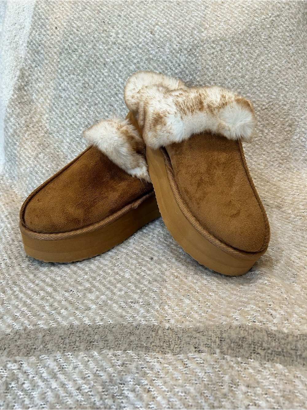 Jessica Simpson Tan Faux Fur Platform Slippers EUC